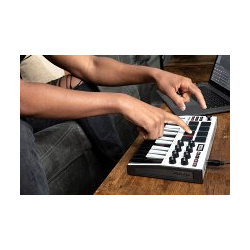 MPK MINI MK3 W AKAI PRO Модель белого цвета с черной клавиатурой
