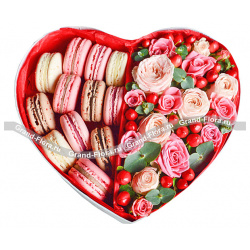 Композиции ко Дню Влюбленных Гранд Флора 2018 02 29 Признание в любви  коробка с макарунами и кустовыми розами