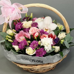 Букеты в наличии Гранд Флора new 033 Искренность  корзинка с орхидеями тюльпанами и эустомой