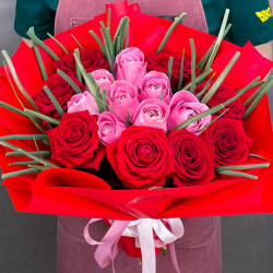Букеты в наличии Гранд Флора new 00111 Клубничный зефир – букет из красных и малиновых роз