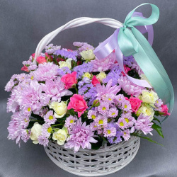 Букеты в наличии Гранд Флора new 00161 Цветочное счастье корзинка из хризантем и кустовых роз