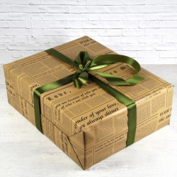 Подарочная упаковка большой коробки  ГАЗЕТА с зеленым бантом