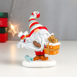 Сувенир Дедушка Мороз с подарком  в полосатом колпаке (13х6х11 см) Сима Ленд sil924826