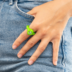 de formee Зеленое кольцо из полимерной глины с зеленым стразом 27230