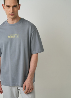 Объёмная футболка с принтом  Серый O`Stin MT5663O02 94